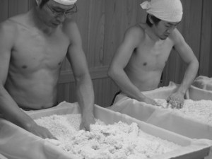 出麹作業グレースケール